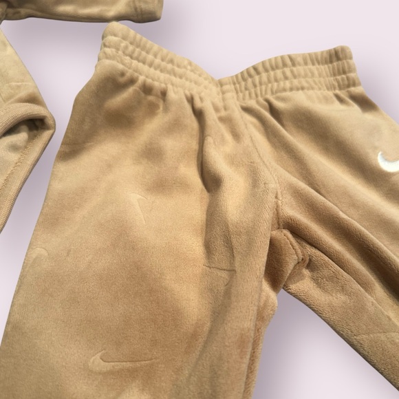 Newborn Nike Tan Velour Outfit Set Bodysuit And Pants - Picture 3 of 10